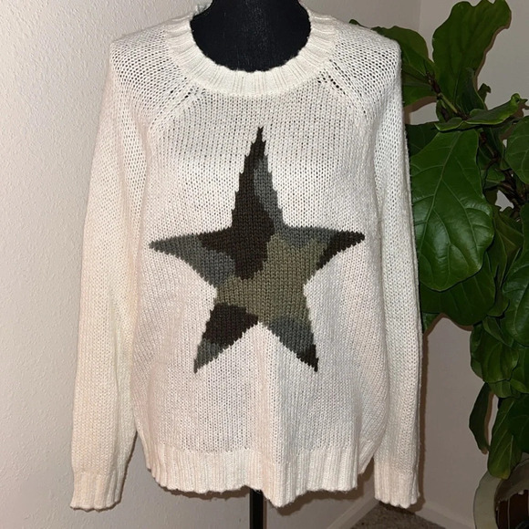 wooden ships Women’s Camo Star Raglan Snow White Sweater - Picture 2 of 16